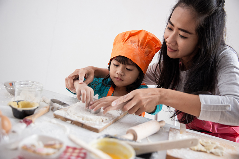lakukan trik ini agar si kecil jatuh cinta dengan kue tradisional