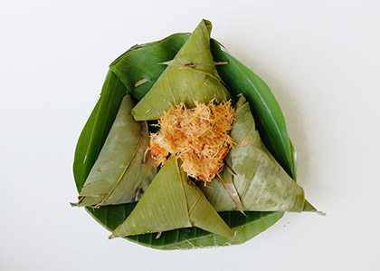 teknik membungkus dengan daun pisang detail 1