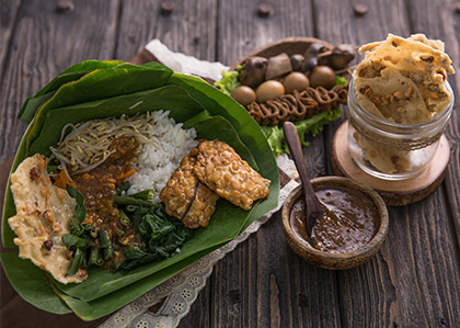 teknik membungkus dengan daun pisang detail 7